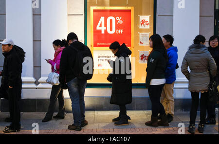 Vancouver, Canada. Dec 26, 2015. Ligne résidents jusqu'en face d'un magasin pour négocier des marchandises pendant le Boxing Day sales à Vancouver, Canada, 26 déc 2015. Boxing Day est le plus achalandé et le plus grand centre jour au Canada. Points de vente au détail offrent le grand prix de vente négocier d'attirer des milliers d'après-Noël d'acheteurs. Credit : Liang Sen/Xinhua/Alamy Live News Banque D'Images