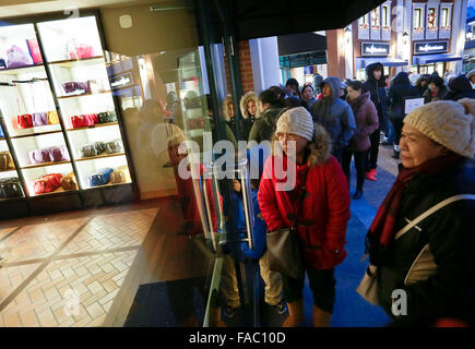 Vancouver, Canada. Dec 26, 2015. Attendre que les résidents lors de l'ouverture d'un magasin de vente Boxing Day à Vancouver, Canada, 26 déc 2015. Boxing Day est le plus achalandé et le plus grand centre jour au Canada. Points de vente au détail offrent le grand prix de vente négocier d'attirer des milliers d'après-Noël d'acheteurs. Credit : Liang Sen/Xinhua/Alamy Live News Banque D'Images