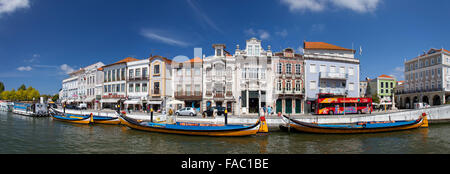 AVEIRO, PORTUGAL - 26 août 2014 : Moliceiro bateau le long du canal central d'Aveiro, Portugal Banque D'Images