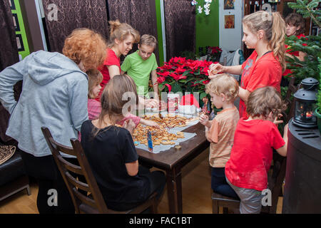 Une grande famille Polonaise décore ginger cookies comité permanent par l'ensemble de la table Banque D'Images