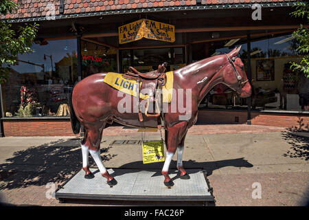 Quarter Horse en fibre de l'éclair sur l'extérieur affichage F.M. L'ouest lumière outfitters à Steamboat Springs, Colorado. Le cheval a été à l'extérieur du magasin depuis 1949. Banque D'Images
