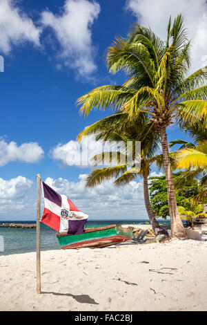 Belle plage des Caraïbes et la République dominicaine d'un drapeau Banque D'Images