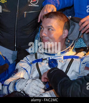 L'expédition 45 de la Station spatiale internationale L'astronaute américain membre de l'équipage Kjell Lindgren de moments de la NASA après l'atterrissage dans une zone éloignée dans le vaisseau Soyouz TMA-17M, 11 décembre 2015 près de Zhezkazgan, au Kazakhstan. L'équipage est de retour après 141 jours à bord de la Station spatiale internationale. Banque D'Images