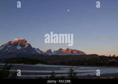 Lune croissante au sommets des Andes autour du lac gris à Torres del Paine, Patagonie, Chili. Banque D'Images