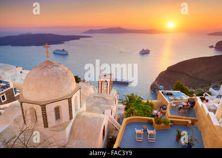 L'île de Santorin, Grèce - voir à l'église au coucher du soleil à Thira (capitale de Santorin) Banque D'Images