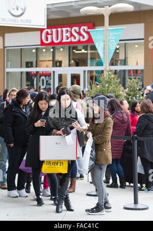 (151226) -- TORONTO, le 26 décembre, 2015(Xinhua) -- la ligne Acheteurs jusqu'à entrer dans un magasin au cours du lendemain à la sortie de vente Collection à Niagara à Niagara-on-the-Lake, Ontario, Canada, 26 déc 2015. Boxing Day est l'un des jours de shopping les plus importants de l'année au Canada. (Xinhua/Zou Zheng) Banque D'Images