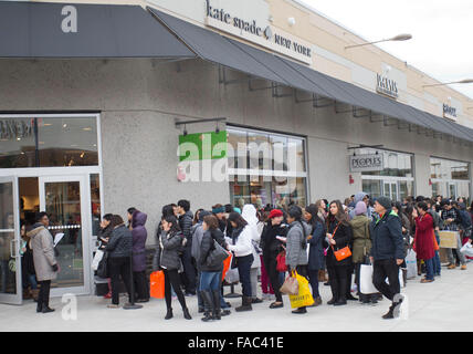 (151226) -- TORONTO, le 26 décembre, 2015(Xinhua) -- la ligne Acheteurs jusqu'à entrer dans un magasin au cours du lendemain à la sortie de vente Collection à Niagara à Niagara-on-the-Lake, Ontario, Canada, 26 déc 2015. Boxing Day est l'un des jours de shopping les plus importants de l'année au Canada. (Xinhua/Zou Zheng) Banque D'Images