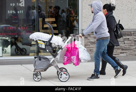 (151226) -- TORONTO, le 26 décembre, 2015(Xinhua) -- les consommateurs sont vus au cours de Boxing Day sales à la sortie Collection à Niagara à Niagara-on-the-Lake, Ontario, Canada, 26 déc 2015. Boxing Day est l'un des jours de shopping les plus importants de l'année au Canada. (Xinhua/Zou Zheng) Banque D'Images