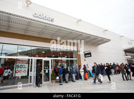 (151226) -- TORONTO, le 26 décembre, 2015(Xinhua) -- la ligne Acheteurs jusqu'à entrer dans un magasin au cours du lendemain à la sortie de vente Collection à Niagara à Niagara-on-the-Lake, Ontario, Canada, 26 déc 2015. Boxing Day est l'un des jours de shopping les plus importants de l'année au Canada. (Xinhua/Zou Zheng) Banque D'Images