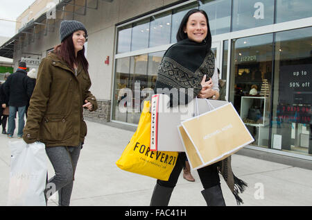 (151226) -- TORONTO, le 26 décembre, 2015(Xinhua) -- les consommateurs sont vus au cours de Boxing Day sales à la sortie Collection à Niagara à Niagara-on-the-Lake, Ontario, Canada, 26 déc 2015. Boxing Day est l'un des jours de shopping les plus importants de l'année au Canada. (Xinhua/Zou Zheng) Banque D'Images