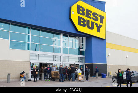 (151226) -- TORONTO, le 26 décembre, 2015(Xinhua) -- les gens effectuer leur vient d'acheter à un magasin Best Buy au cours de Boxing Day sales à St.Catharines, Ontario, Canada, 26 déc 2015. Boxing Day est l'un des jours de shopping les plus importants de l'année au Canada. (Xinhua/Zou Zheng) Banque D'Images