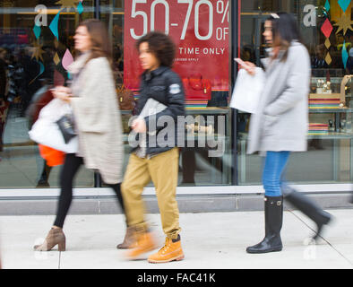 (151226) -- TORONTO, le 26 décembre, 2015(Xinhua) -- les consommateurs sont vus au cours de Boxing Day sales à la sortie Collection à Niagara à Niagara-on-the-Lake, Ontario, Canada, 26 déc 2015. Boxing Day est l'un des jours de shopping les plus importants de l'année au Canada. (Xinhua/Zou Zheng) Banque D'Images