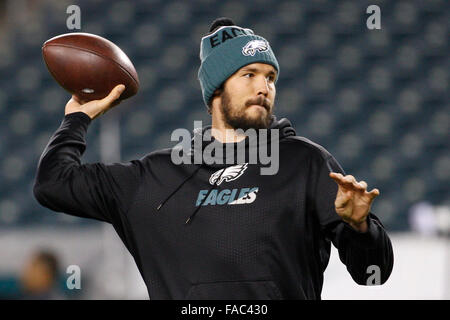 Philadelphie, Pennsylvanie, USA. Dec 26, 2015. Philadelphia Eagles quart-arrière Sam Bradford (7) lance la balle avant le match de la NFL entre les Redskins de Washington et les Philadelphia Eagles au Lincoln Financial Field à Philadelphie, Pennsylvanie. Christopher Szagola/CSM/Alamy Live News Banque D'Images