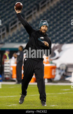 Philadelphie, Pennsylvanie, USA. Dec 26, 2015. Philadelphia Eagles quart-arrière Sam Bradford (7) lance la balle avant le match de la NFL entre les Redskins de Washington et les Philadelphia Eagles au Lincoln Financial Field à Philadelphie, Pennsylvanie. Christopher Szagola/CSM/Alamy Live News Banque D'Images