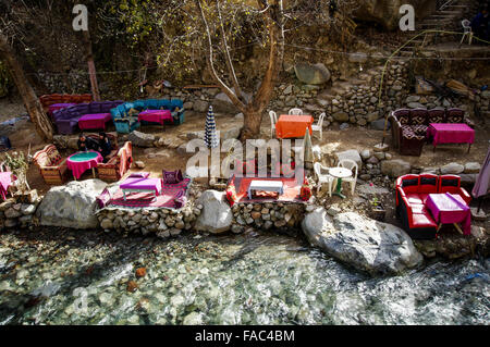 Restaurant sur les rives de la rivière Ourika - Vallée de l'Ourika, Maroc Banque D'Images