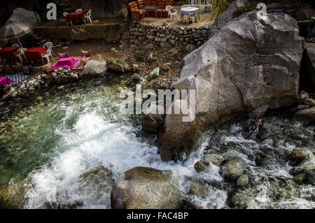 Restaurant sur les rives de la rivière Ourika - Vallée de l'Ourika, Maroc Banque D'Images