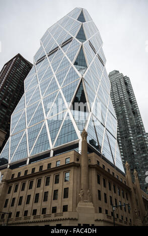 La Hearst Tower sur la 8e Avenue à New York avec l'architecture art déco d'origine et une tour moderne à ajouter. Banque D'Images