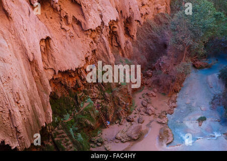 Sentier à Mooney Falls Havasupai, réserve indienne, Grand Canyon, Arizona. Banque D'Images