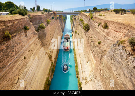 Corinthe - bateau dans le canal de Corinthe, le Péloponnèse, Grèce Banque D'Images