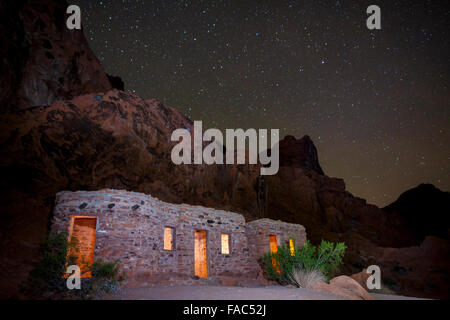 Nuit à l'cabines, Vallée de Feu, près de Las Vegas, Nevada. Banque D'Images