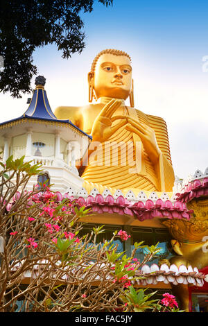 Sri Lanka - Dambulla, Golden Buddha statue sur l'Buddish Museum, Site du patrimoine mondial de l'UNESCO Banque D'Images