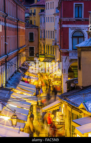 Campo Erberia sur le Grand Canal, Venise au crépuscule Banque D'Images