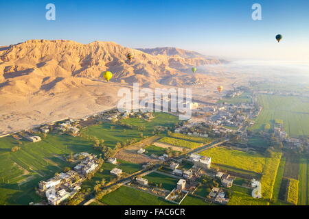 Égypte - vols en montgolfière sur la rive ouest du Nil, paysage de montagnes et de la vallée verte Banque D'Images