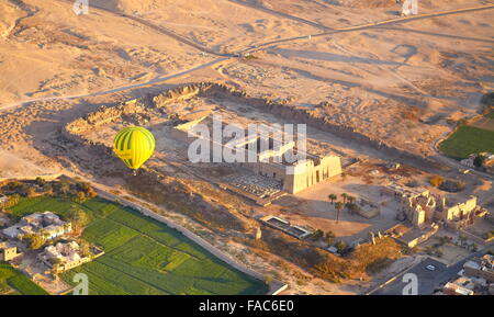 Égypte - vols en montgolfière sur l'Médinet Habou, Temple de Ramsès III, la rive ouest du Nil, l'UNESCO Banque D'Images