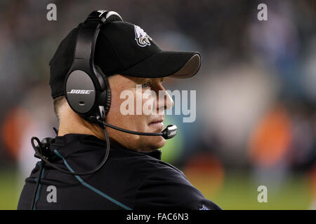 Philadelphie, Pennsylvanie, USA. Dec 26, 2015. Philadelphia Eagles Head coach Chip Kelly ressemble au cours de la NFL match entre les Redskins de Washington et les Philadelphia Eagles au Lincoln Financial Field à Philadelphie, Pennsylvanie. Christopher Szagola/CSM/Alamy Live News Banque D'Images