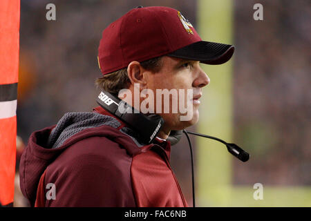 Philadelphie, Pennsylvanie, USA. Dec 26, 2015. Redskins de Washington l'entraîneur-chef Jay Gruden ressemble au cours de la NFL match entre les Redskins de Washington et les Philadelphia Eagles au Lincoln Financial Field à Philadelphie, Pennsylvanie. Christopher Szagola/CSM/Alamy Live News Banque D'Images