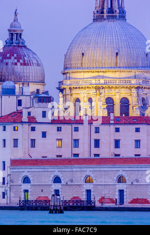 Punta della Dogana et Basilica di Santa Maria della Salute, Venise Banque D'Images