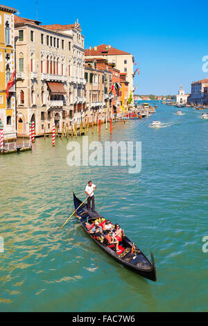 Les touristes en gondole explorer Grand Canal, Venice, Veneto, Italie, l'UNESCO Banque D'Images