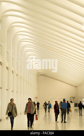 Les gens qui marchent dans le passage reliant la Place Brookfield et le World Trade Center Transportation Hub à New York City Banque D'Images