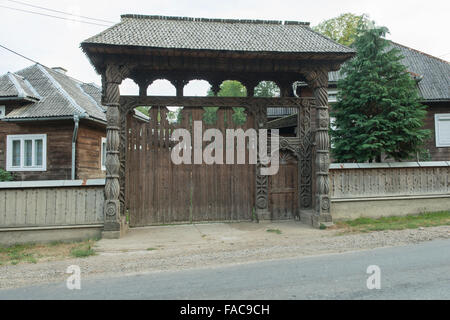 Avant typique porte d'une maison dans le district de Maramures, Roumanie Banque D'Images