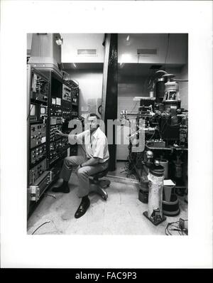 1968 - Albert C. Crewe Professeur au Département de physique et dans l'Enrico Fermi Institute, Université de Chicago, aux commandes de l'un de l'atomic-résolution numérisation microscope électronique à transmission. (Crédit Image : © Keystone Photos USA/ZUMAPRESS.com) Banque D'Images