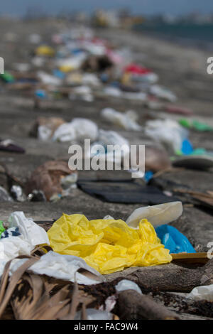 La marée descendante laisse une ligne épaisse de déchets en plastique principalement le long de la marée haute près du Port de Cebu, Philippines Banque D'Images