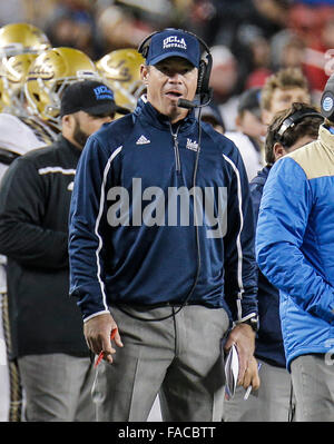 Santa Clara, CA, USA. Dec 26, 2015. L'entraîneur-chef de l'UCLA, Jim Mora au cours de fermes Foster NCAA football match entre le bol et l'UCLA Bruins Cornhuskers du Nebraska à Santa Clara en Californie Stade Levi James Thurman/CSM/Alamy Live News Banque D'Images