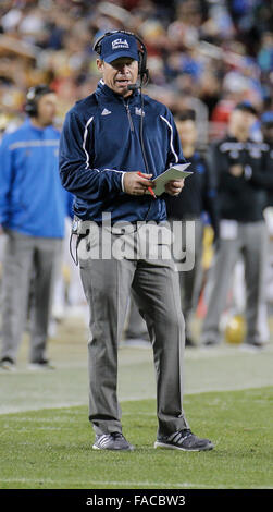 Santa Clara, CA, USA. Dec 26, 2015. L'entraîneur-chef de l'UCLA, Jim Mora au cours de fermes Foster NCAA football match entre le bol et l'UCLA Bruins Cornhuskers du Nebraska à Santa Clara en Californie Stade Levi James Thurman/CSM/Alamy Live News Banque D'Images