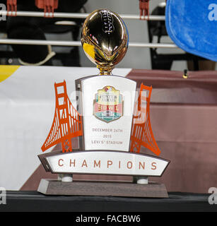 Santa Clara, CA, USA. Dec 26, 2015. Trophée du championnat NCAA au cours de favoriser les exploitations agricoles Bowl match de football entre l'UCLA Bruins et Nebraska Cornhuskers 37-29 gagner au stade de Santa Clara en Californie Levi James Thurman/CSM/Alamy Live News Banque D'Images