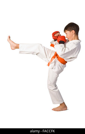 Un jeune garçon l'aïkido fighter en kimono blanc montrant les arts martiaux isolated on white Banque D'Images