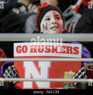 Santa Clara, CA, USA. Dec 26, 2015. Ventilateur du Nebraska au cours de fermes Foster NCAA football match entre le bol et l'UCLA Bruins Cornhuskers du Nebraska 37-29 victoire à Santa Clara en Californie Stade Levi James Thurman/CSM/Alamy Live News Banque D'Images