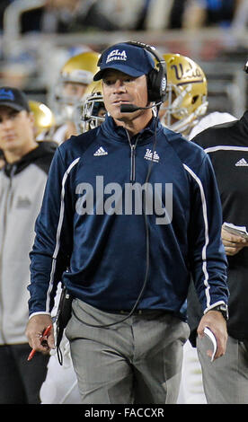 Santa Clara, CA, USA. Dec 26, 2015. L'entraîneur-chef de l'UCLA, Jim Mora au cours de fermes Foster NCAA football match entre le bol et l'UCLA Bruins Cornhuskers du Nebraska à Santa Clara en Californie Stade Levi James Thurman/CSM/Alamy Live News Banque D'Images