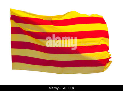 Drapeau de la Catalogne en vol. Plus isolé sur fond blanc Banque D'Images