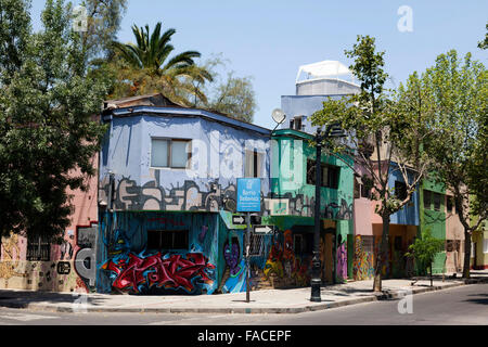 Graffitis colorés et des peintures murales dans le Barrio Bellavista de Santiago de Chile, Chili, Amérique du Sud Banque D'Images