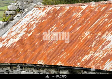 Rusty toit en tôle ondulée sur un vieux cottage irlandais Burren comté de Clare Irlande Banque D'Images