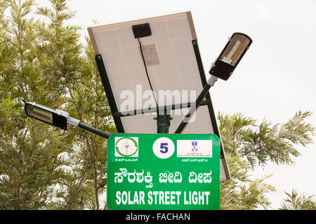 Une lumière de rue solaire à Bangalore, Inde. Banque D'Images