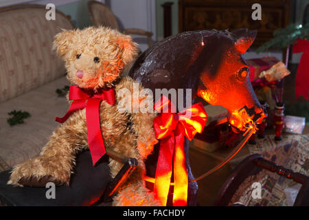 Royaume-uni, Angleterre, Cheshire, Knutsford, Tatton Hall, ours en peluche cheval à bascule sur l'arbre de Noël ci-dessous Banque D'Images