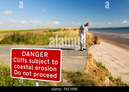 Une route côtière près de Aldbrough sur la côte Est, près de Yorkshires Skipsea, UK. La côte est composé d'argiles, boulder doux Banque D'Images