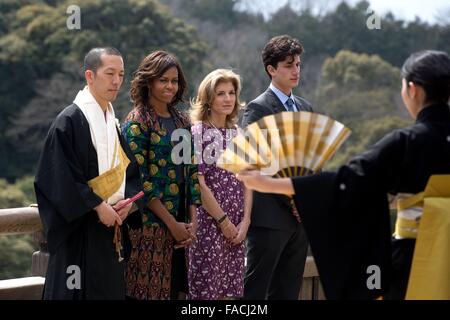 Première Dame des États-Unis Michelle Obama, ambassadeur au Japon Caroline Kennedy et fils Jack Schlossberg avec guide des moines Eigen Onishi regarder les danseurs Noh japonais traditionnel au cours d'une visite de la Buddhist Temple Kiyomizu-dera, 20 mars 2015 à Kyoto, au Japon. Banque D'Images