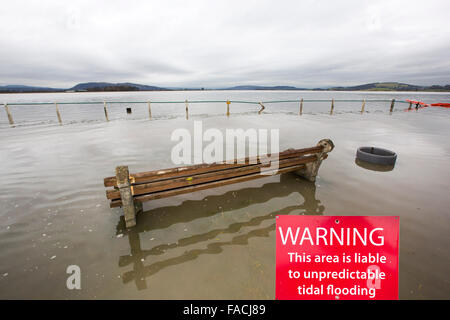 Les eaux de crue sur la route à l'estuaire de Kent sur Storth en Cumbria, UK, au cours de la tempête de janvier 2014 et la marée haute. Banque D'Images